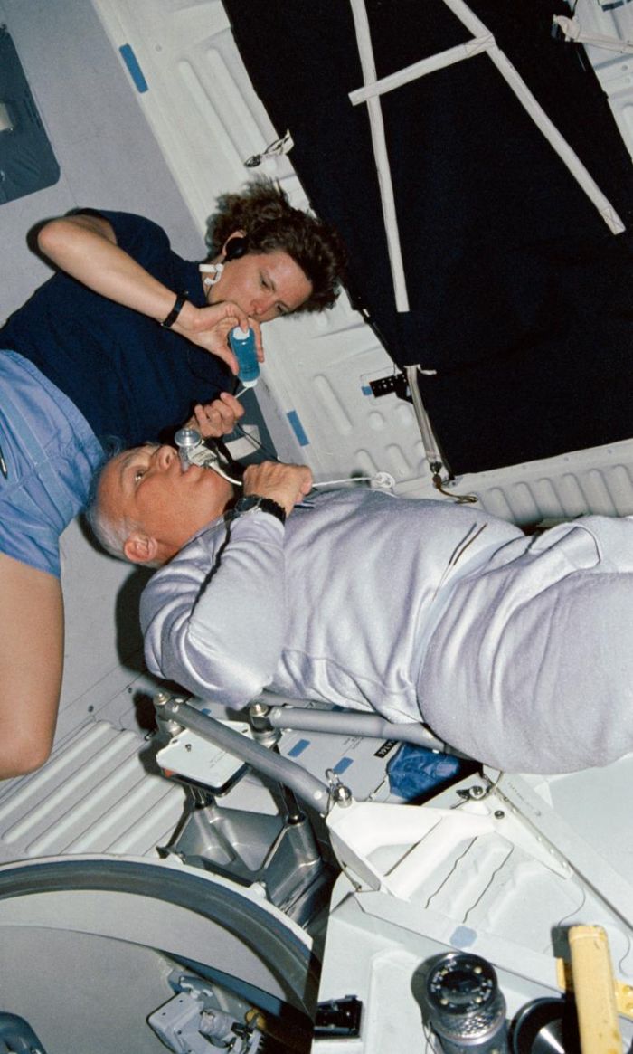Astronauts Kathryn D. Sullivan and Bruce McCandless II during a medical experiment. The picture was taken on the Space Shuttle Discovery during STS-31 mission. Credit: NASA 29.04.1990