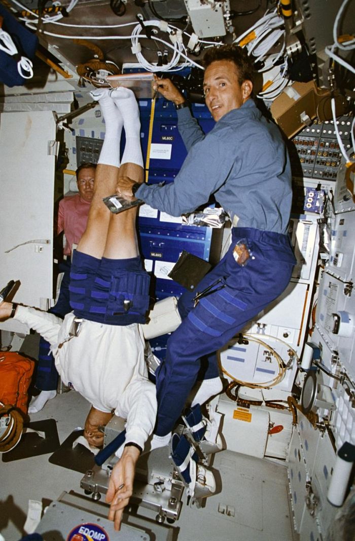 Astronauts Jerry M. Linenger and Mark C. Lee during a medical experiment. The picture was taken on the Space Shuttle Discovery`s middeck during STS-64 mission. Credit: NASA 15.09.1994