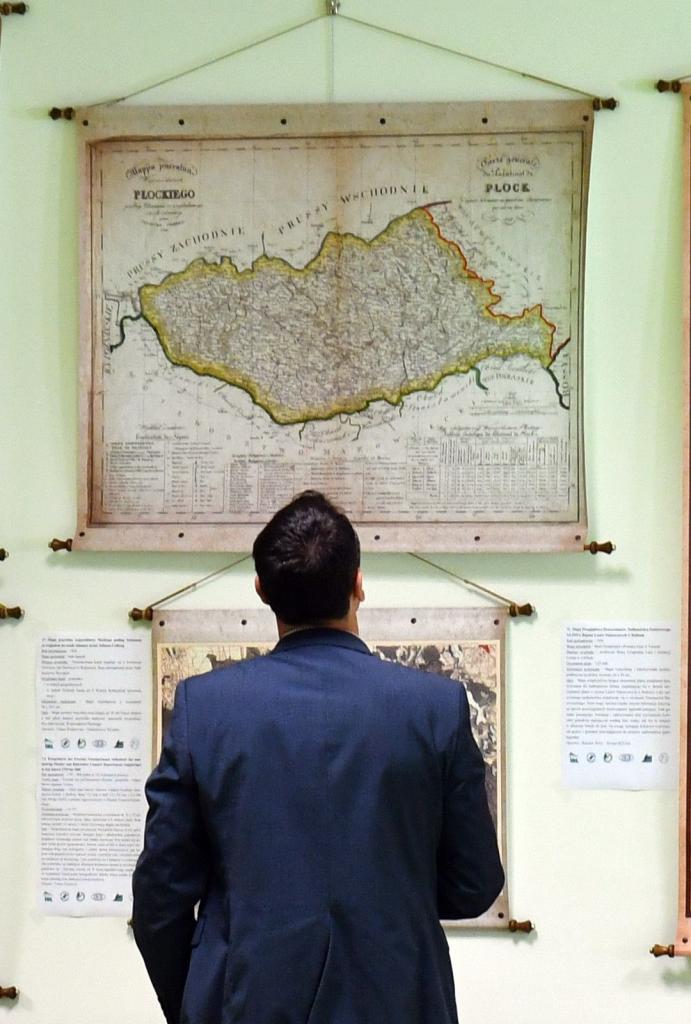Otwarcie wystawy map archiwalnych „200 lat kartografii leśnej" na Wydziale Nauk o Ziemi Uniwersytetu Szczecińskiego. Fot. PAP/Marcin Bielecki 16.05.2018