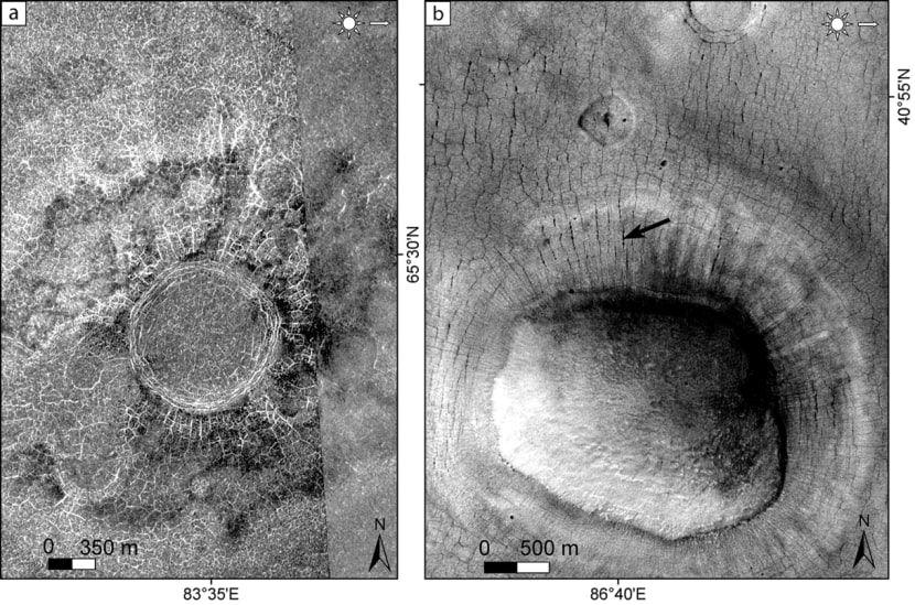 Dwa średniej wielkości kratery pokryte pokrywą zawierającą lód i przez to pokrytą poligonami. Źródło: NASA/JPL-Caltech/MSSS