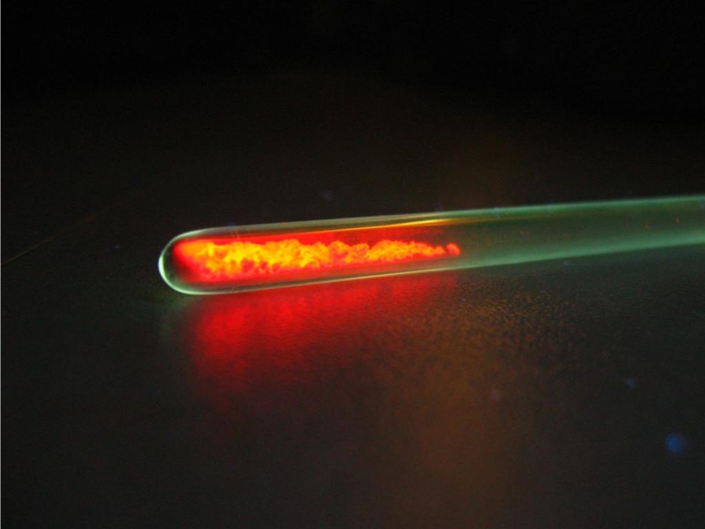 Proszek ze zd.j1 - wzbudzony (naświetlony) promieniowaniem UV. Źródło: Agata Szczeszak
