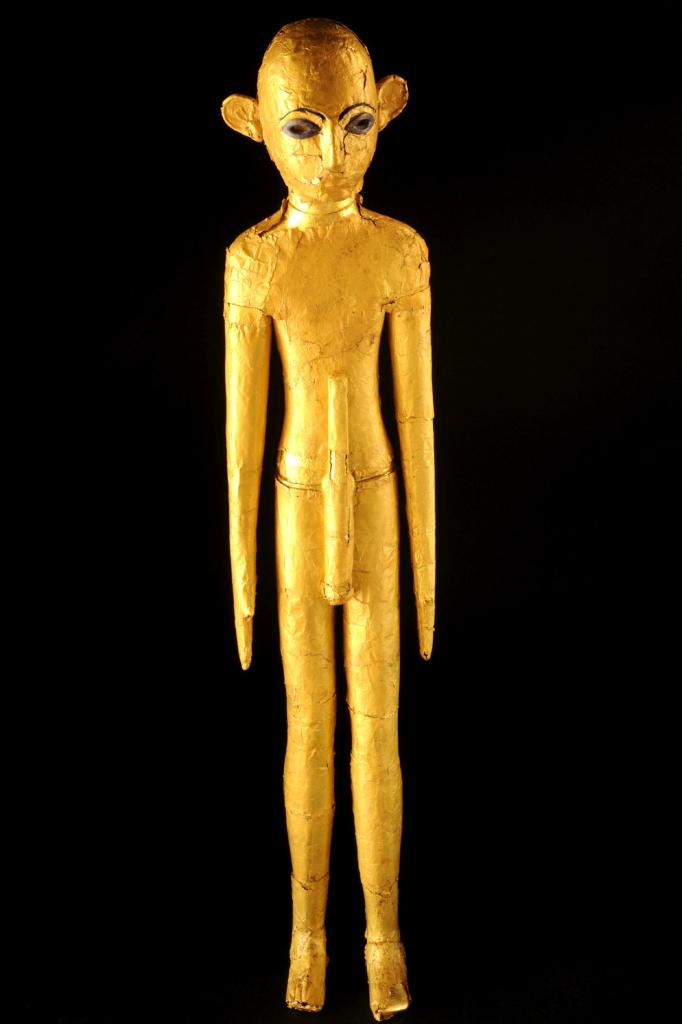 Jedna z dwóch złotych figur odkryta w Tell el-Farcha, fot. R. Słaboński