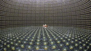 Wnętrze detektora Super-Kamiokande w Japonii na co dzień wypełnione jest wodą. Tu obserwuje się ślady neutrin i antyneutrin uwolnionych 300 km dalej. Fot: T2K experiment, https://t2k-experiment.org"