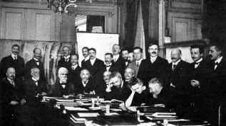 Maria Skłodowska-Curie (siedzi druga od prawej) i Albert Einstein (stoi – drugi od prawej) wśród innych wielkich uczonych początku XX wieku podczas I konferencji Solvayowskiej w Brukseli w 1911 r. Źródło: Wikimedia
