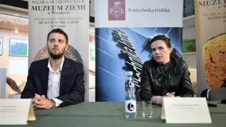 28.09.2021. Palaeobologist Daniel Tyborowski (L) from the Museum of the Earth and Dr. Magdalena Długosz-Lisiecka (R) from the Faculty of Chemistry of the Lodz University of Technology during a press conference at the Museum of the Earth of the Polish Academy of Sciences in Warsaw. Credit: PAP/Marcin Obara