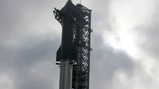 epa11219408 Rakieta Starship szykuje się do lotu testowego w Starbase (Boca Chica, Texas, USA). To trzecia próba wyniesienia tej potężnej rakiety  EPA/ADAM DAVIS; dostawca: PAP/EPA
