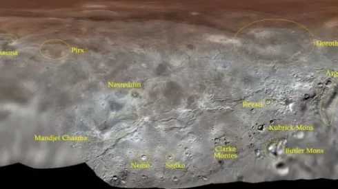 Mapa powierzchni Charona z zaznaczonymi niektórymi nazwami nadanymi różnym strukturom przez Międzynarodową Unię Astronomiczną. Źródło: NASA/Johns Hopkins University Applied Physics Laboratory/Southwest Research Institute 