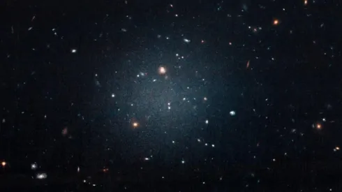 Ultrarozmyta galaktyka NGC 1052-DF2. Źródło: NASA, ESA, P. van Dokkum (Yale University)