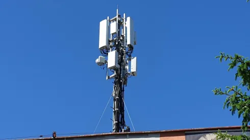 Anteny 5G mają być mniejsze niż anteny 4G. Na zdjęciu anteny 5G widoczne są u dołu. Źródło: Andrzej Krawczyk