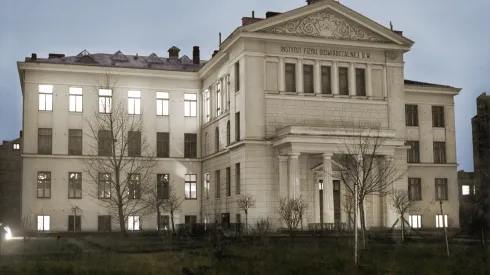 Historyczny budynek Instytutu Fizyki Doświadczalnej Uniwersytetu Warszawskiego przy ulicy Hożej 69, zdjęcie z okresu międzywojnia. (Źródło: FUW)