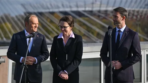 26.10.2025. Od lewej: premier Donald Tusk, prezes POLSA Marta Wachowicz i astronauta ESA Sławosz Uznański-Wiśniewski na konferencji prasowej w ramach debaty pt. "Demokracja równych szans. Rozmowy o wyzwaniach rozwojowych dla Polski", 26 bm. w Centrum Nauki Kopernik w Warszawie. Wydarzenie jest organizowane przez Instytut Obywatelski. (aldg) PAP/Radek Pietruszka