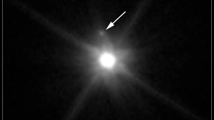 Planeta karłowata Makemake i jej księżyc S/2015 (136472) 1. Źródło: NASA, ESA, A. Parker and M. Buie (Southwest Research Institute), W. Grundy (Lowell Observatory) oraz K. Noll (NASA GSFC).
