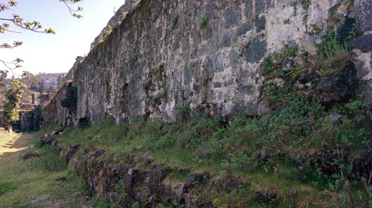 Z murów twierdzy można odczytać całą jej historię od I wieku n.e. do końca XX wieku. Fot. S. Zdziebłowski 