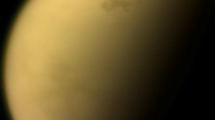 Jedno z ostatnich zdjęć Tytana wykonanych przez sondę Cassini. Obraz uzyskano 13 września 2017 r. z odległości 774 tysięcy kilometrów od Tytana. Źródło: NASA/JPL-Caltech/Space Science Institute. 