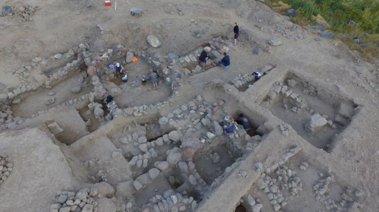 Archeolodzy zwracają uwagę na złożoną zabudowę i liczne przebudowy badanej osady. Fot. K. Jakubiak 