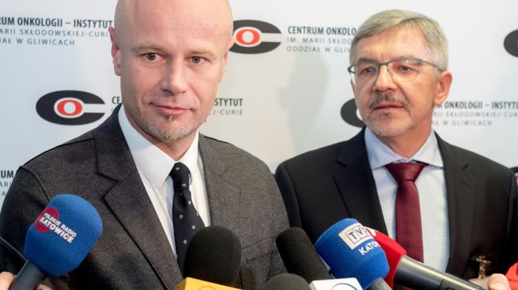 Reconstructive surgeon, Prof. Adam Maciejewski (L) and Dr. Adam Dobrut (P) at a press conference on the allotransplantation, including the gastrointestinal tract, respiratory tract and skin, at the Cancer Center in Gliwice on 31 October. The conference was attended by the patient and Prof. Maciejewski's team. PAP/Andrzej Grygiel 31.10.2017