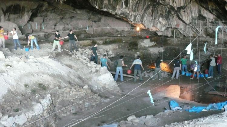 Wykopaliska w jaskini Sarakenos. Fot. Małgorzata Kaczanowska