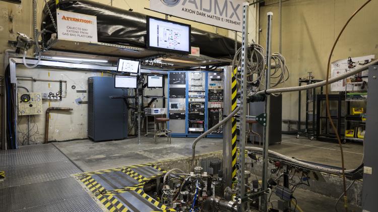 Hala laboratoryjna eksperymentu ADMX w University of Washington. Sam detector ADMX znajduje się pod spodem, otoczony polem magnetycznym. Źródło: Mark Stone/University of Washington. 