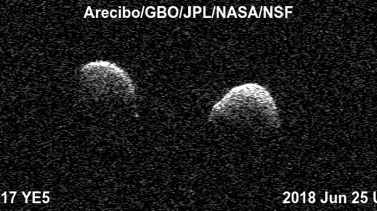 Radarowy obraz planetoidy 2017 YE5, która okazała się obiektem podwójnym. Źródło: Arecibo/GBO/NSF/NASA/JPL-Caltech.