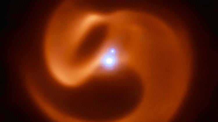 Obłok pyłu otaczający układ potrójny gwiazd 2XMM J160050.7-514245 (robocza nazwa: Apep). Struktura jest efektem zderzania się wiatrów gwiazdowych od dwóch gwiazd Wolfa-Rayeta. Źródło: ESO/Callingham et al.
