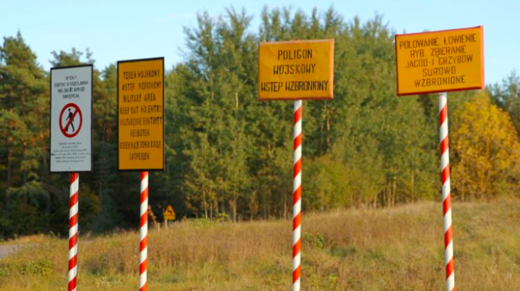 Orzysz, 02.10.2014. No entry signs at the training area. PAP/Tomasz Waszczuk (tw/mgut)