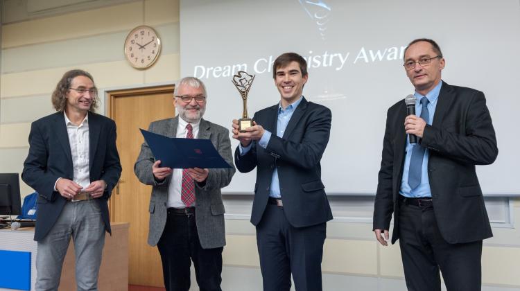 Dr. Eric Daniel Głowacki z Linköping University otrzymuje Dream Chemistry Award 2018 za projekt katalitycznego wytwarzania czystej energii z nadtlenku wodoru. Źródło: IChF PAN, Grzegorz Krzyżewski