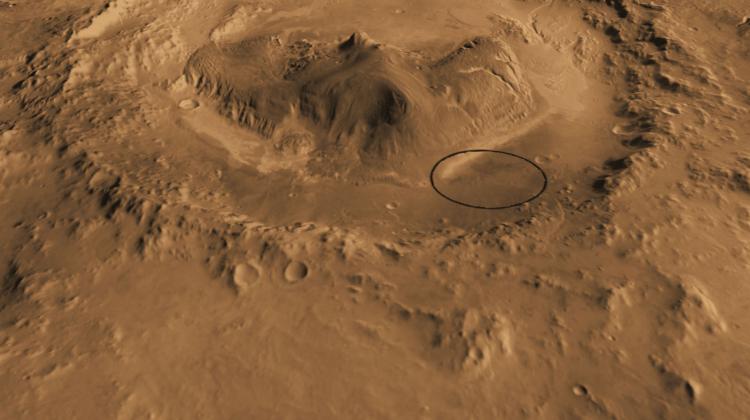 Krater Gale, gdzie wylądował Łazik Curiosity (to obszar zaznaczony na czarno) i w okolicy którego wykryto w 2013 ślady metanu w atmosferze. Fot: NASA/JPL-Caltech/ASU/UA