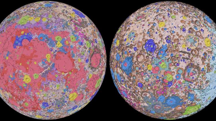 Ujednolicona mapa geologiczna Księżyca w rzucie ortograficznym. Po lewej jest strona Księżyca widoczna z Ziemi, a po prawej przeciwna strona. Źródło: NASA/GSFC/USGS.