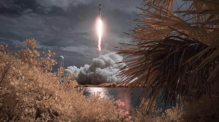 SpaceX Falcon 9 rocket carrying the company's Crew Dragon spacecraft is seen in this false color infrared exposure as it is launched on NASA’s SpaceX Demo-2 mission to the International Space Station with NASA astronauts, at NASA's Kennedy Space Center in Cape Canaveral, Florida, USA, 30 May 2020. EPA/BILL INGALLS / NASA HANDOUT MANDATORY CREDIT: (NASA/Bill Ingalls) HANDOUT EDITORIAL USE ONLY/NO SALES Dostawca: PAP/EPA.