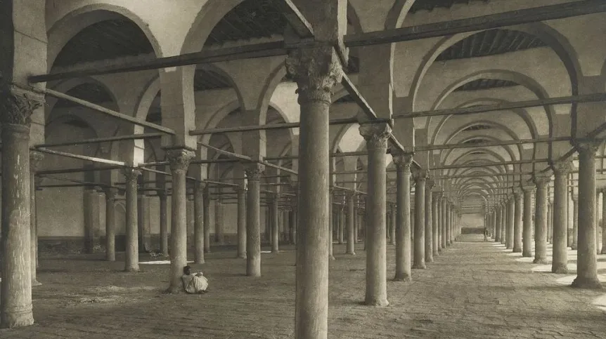 Meczet wzniesiony przez zdobywcę Egiptu - Amr ibn al-Asa w VII w. To obecny tzw. Stary Kair. Na skutek licznych przebudów dziś z pierwotnej bryły nie pozostało wiele, zdjęcie z k. XIX w., fot. Junghaendel, R. M., Brooklyn Museum, domena publiczna.