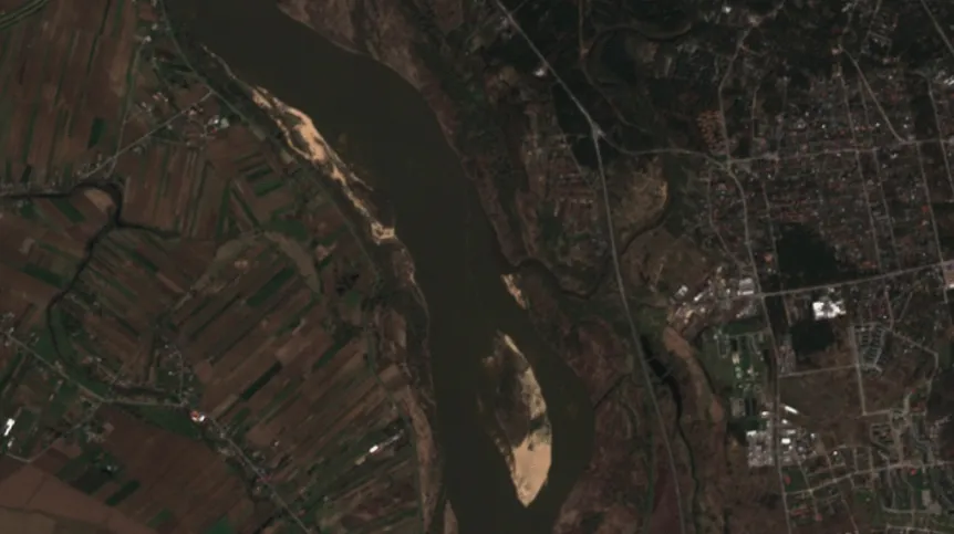 zmiany poziomu wody na Wiśle pod Warszawą; źródło: CREODIAS.eu, fot. satelita Sentinel-2