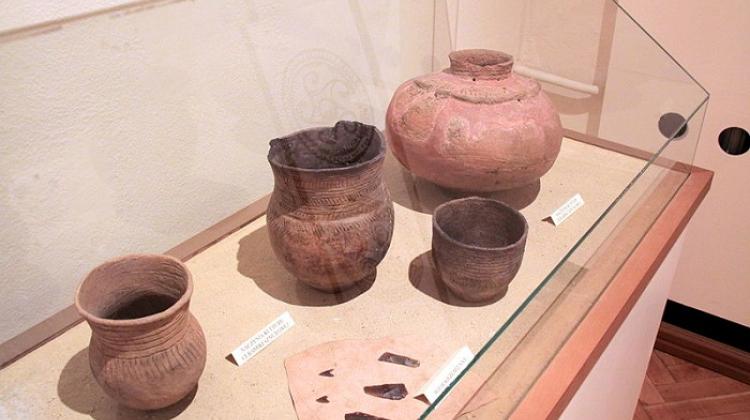 Przykładowe naczynia kultury ceramiki sznurowej z Pełczysk - ekspozycja w Pałacu Wielopolskich w Chrobrzu, autor Jarosław Kruk, Wikipedia 