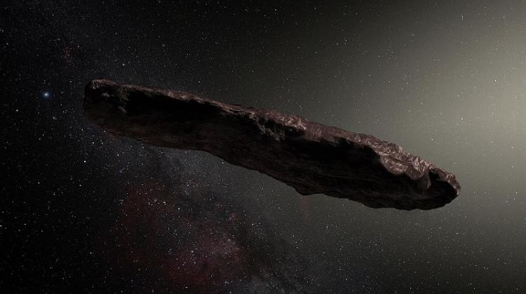 Wizja artystyczna Oumuamua - pierwszego zauważonego przez nas obiektu spoza Układu Słonecznego, który pojawił się w niedalekiej odległości od Ziemi. Do Oumuamua odnosi się w publikacji "Pozaziemskie" gość Nowych Obrotów, prof. Avi Loeb z Uniwersytetu Harvarda. Źródło: materiały prasowe organizatora
