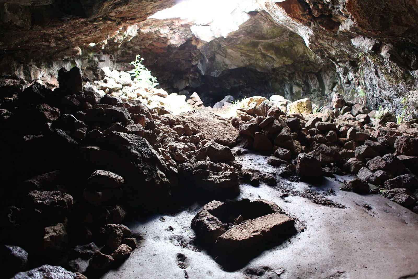 Jaskinia Umu pae i widoczne w jej wnętrzu podziemne palenisko (fot. Maciej Sobczyk)
