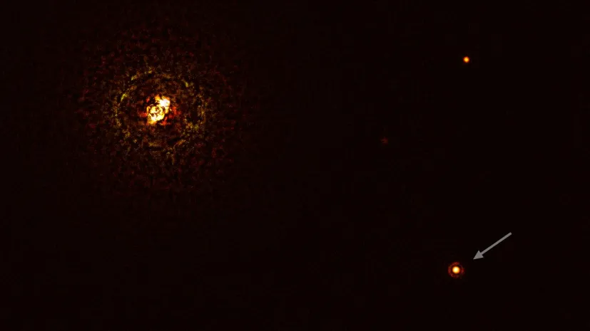 Zdjęcie najbardziej masywnego jak dotąd układu podwójnego gwiazd posiadającego planetę. Układ nosi nazwę b Centauri. Planetę wskazano strzałką na zdjęciu. Drugi punkt powyżej to gwiazda tła. Źródło: ESO/Janson et al.