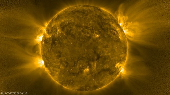 Obraz Słońca na fali o długości 17 nanometrów uzyskany 27 marca 2022 roku przez europejską sondę Solar Orbiter. Źródło: ESA & NASA/Solar Orbiter/EUI Team.