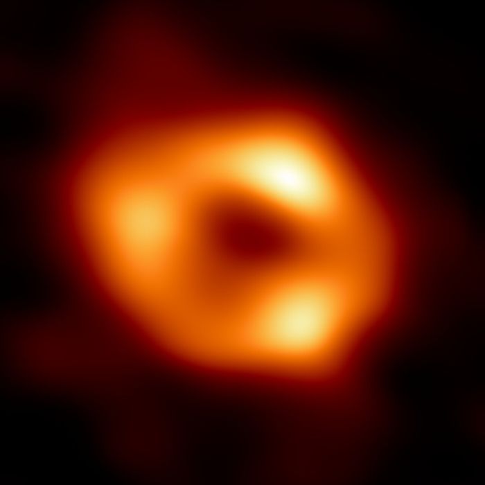 Pierwszy obraz supermasywnej czarnej dziury w centrum naszej galaktyki.  Źródło: EHT Collaboration