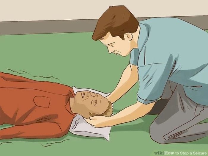 Podłożenie poduszki pod głowę w czasie napadu drgawek Źródło: wikihow.com