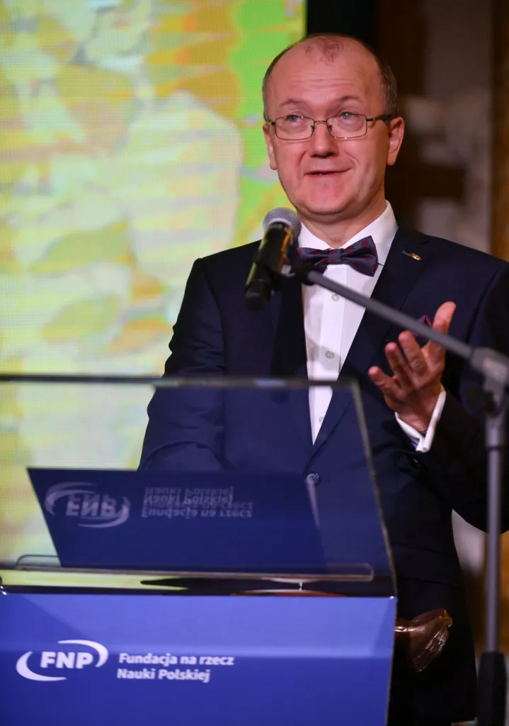 Laureat nagrody w obszarze nauk chemicznych i o materiałach, prof. Daniel Gryko (nagroda za opracowanie oryginalnej metody syntezy i charakteryzację związków z grupy porfirynoidów) podczas uroczystości wręczenia Nagród Fundacji na rzecz Nauki Polskiej 2017. Fot. PAP/ Bartłomiej Zborowski 6.12.2017