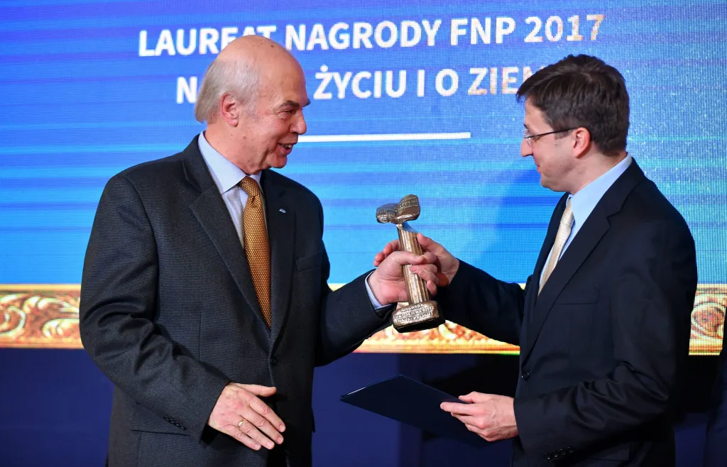  Przewodniczący Rady Fundacji prof. Leon Gradoń (L) i laureat nagrody w obszarze nauk o życiu i ziemi, prof. Piotr Trzonkowski (P) (nagroda za badania nad limfocytami T regulatorowymi i ich pionierskie zastosowanie w terapii komórkowej chorób człowieka) podczas uroczystości wręczenia Nagród Fundacji na rzecz Nauki Polskiej. Fot. PAP/ Bartłomiej Zborowski 6.12.2017