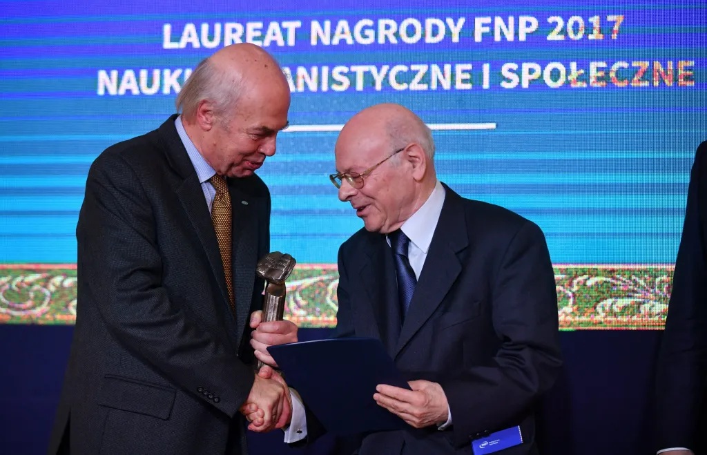 Przewodniczący Rady Fundacji prof. Leon Gradoń (L) i laureat nagrody w obszarze nauk humanistycznych i społecznych, prof. Krzysztof Pomian (P) - nagroda za pionierskie badania dziejów kolekcjonerstwa oraz wpływu nauki i sztuki na rozwój kultury europejskiej, podczas uroczystości wręczenia Nagród Fundacji na rzecz Nauki Polskiej 2017. Fot. PAP/ Bartłomiej Zborowski 6.12.2017