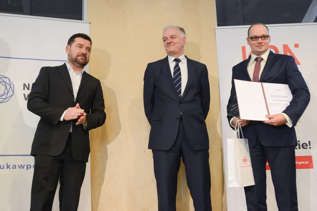 Warszawa, 15.01.2018. Wicepremier, minister nauki i szkolnictwa wyższego Jarosław Gowin (C), prezes Zarządu PAP Wojciech Surmacz (L) i nagrodzony w kategorii Naukowiec dr hab. Andrzej Katunin (P) z Instytutu Podstaw Konstrukcji Maszyn Politechniki Śląskiej. Rozstrzygnięcie XIII edycji konkursu Popularyzator Nauki. PAP/Jakub Kamiński