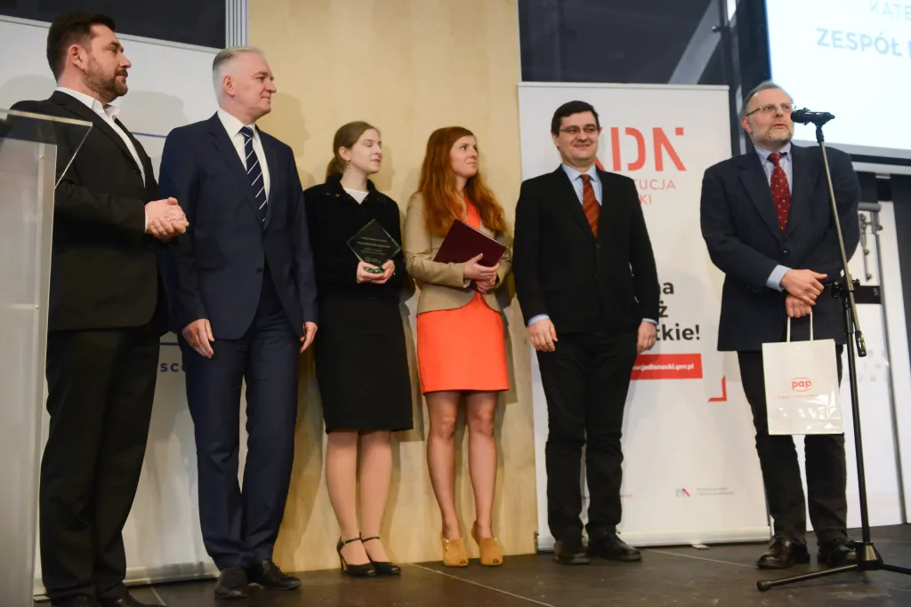 Warszawa, 15.01.2018. Wicepremier, minister nauki i szkolnictwa wyższego Jarosław Gowin (2L), prezes Zarządu PAP Wojciech Surmacz (L) nagrodzeni w kategorii Zespół twórcy portalu "Nauka o klimacie" prof. Szymon Malinowski (P), dr Aleksandra Kardaś (4P), Marcin Popkiewicz (2P) oraz Anna Sierpińska (3P). Rozstrzygnięcie XIII edycji konkursu Popularyzator Nauki. PAP/Jakub Kamińsk