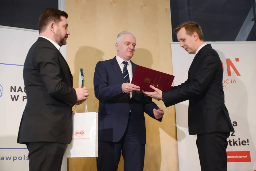 Warszawa, 15.01.2018. Wicepremier, minister nauki i szkolnictwa wyższego Jarosław Gowin (C), prezes Zarządu PAP Wojciech Surmacz (L) i nagrodzony w kategorii Media, twórca programu "Astronatium" Bogumił Radajewski (P). Rozstrzygnięcie XIII edycji konkursu Popularyzator Nauki. PAP/Jakub Kamiński