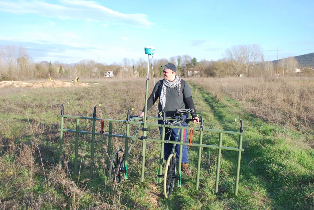 Badania przy użyciu magnetometru, pozwalające na rozpoznanie reliktów przeszłości ukrytych pod powierzchnią ziemi (na zdjęciu Michał Pisz) fot. T. Dziurdzik