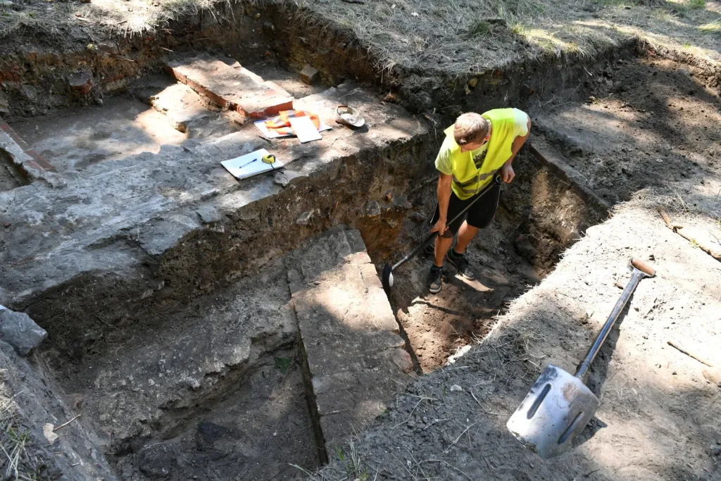 Prace archeologiczne prowadzone w okolicy Wisłoujścia w Gdańsku, 26 bm. - w wykopie fragment fundamentu murów kościoła św. Olafa z XVII w. przy Twierdzy Wisłoujście. Kościół był zbudowany w sąsiedztwie wioski położonej poza granicą założenia obronnego. Wykopaliska prowadzą archeolodzy z Uniwersytetu Gdańskiego. Prace mają na celu potwierdzenie obecności zabudowań naniesionych na mapę autorstwa Jerzego Strakowskiego z 1657 roku. Fot. PAP/Adam Warżawa  26.07.2018