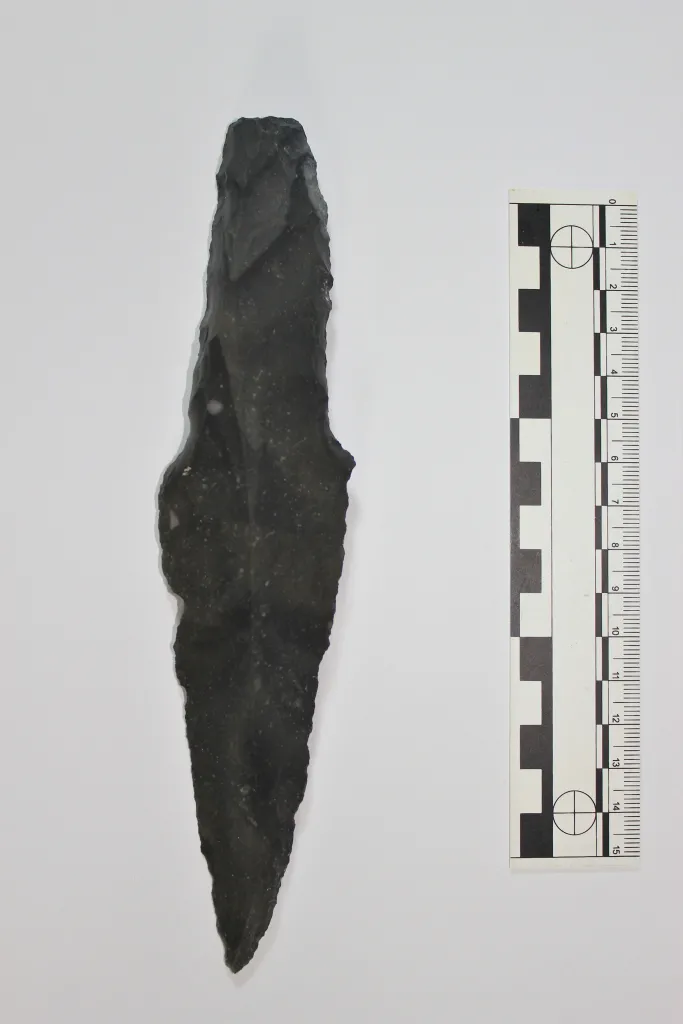 Obsydianowy nóż odkryty w czasie badań podwodnych. Fot. Mateusz Popek