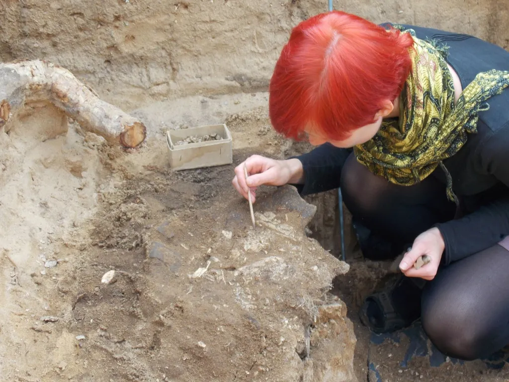 Monika Dzierlińska w czasie badania zniszczonego grobu popielnicowego z epoki brązu (kultura łużycka) w Nowym Łowiczu na Pomorzu Zachodnim. Fot. Tomasz Choroba z Muzeum w Koszalinie.