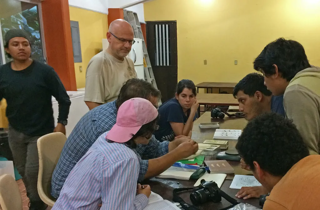 Podstawowy kurs obrączkowania ptaków, pierwsza wyprawa do Meksyku, stoi drugi z lewej dr Mariusz K. Janczur Feret  (Autonomous University of the State of Mexico, Toluca); Terenowa Stacja Obrączkowania Ptaków Los Tuxtlas, styczeń 2017. Zdjęcie: Marzenna Nowakowska.