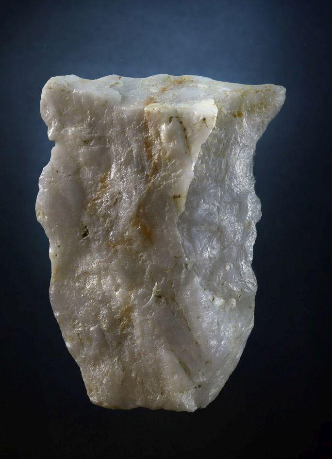Przekłuwacz – drobne narzędzie kwarcytowe używane przez Homo erectusa, fot. Maciej Jórdeczka